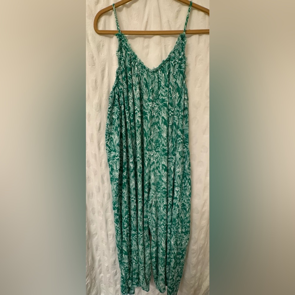 Aakaa green bamboo jumper with pockets
And adjustable straps. Size L/XL.
